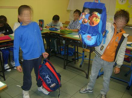 Solleviamo uno zaino pieno / uno vuoto Calciamo un pallone Per