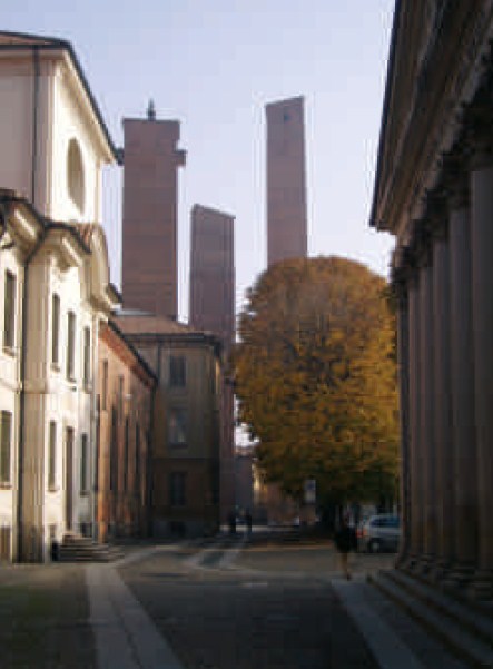 Si passa poi per il quartiere medievale, davanti alla Chiesa di San Teodoro e da Via Cossa e Vicolo del Girasole si giunge in Piazza Duomo.