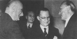 ROBERT SCHUMAN CON JEAN MONNET L'Europa non potrà farsi in una sola volta, né sarà costruita tutta insieme; essa sorgerà da realizzazioni concrete che creino anzitutto una solidarietà di fatto