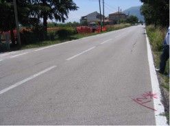 L ingresso all abitato da nord avviene su un rettilineo quasi pianeggiante lungo circa 5,5 km in una strada a carreggiata unica e doppio senso di marcia, con due corsie larghe circa 3,0 m e banchine