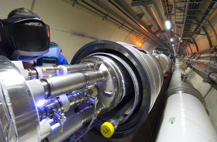 LHC Tra i piu importanti esperimenti, l acceleratore LHC e il piu potente