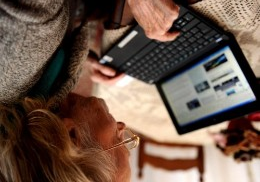 OVER 70, È AMORE PER INTERNET Boom della terza età sulla Rete: dai dati di una recente indagine risulta che aumentano sempre di più gli anziani che frequentano social network e notiziari online.