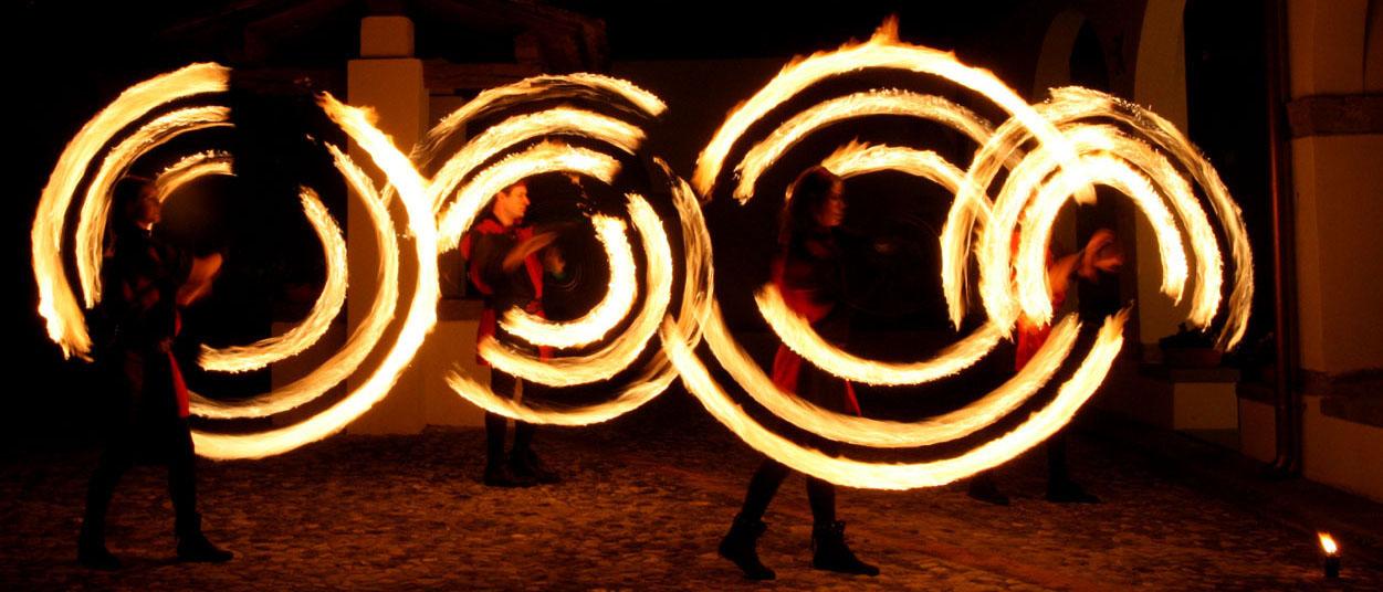 SPETTACOLO MEDIEVALE "BELFAGOR" Gli spettacoli coordinati di danza e giocoleria con il fuoco sono la specialità della nostra compagnia.