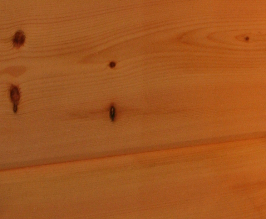 Il legno ha di conseguenza un alta densità propria, ed un profumo forte e gradevole. Il legno di pino nordico vanta di un'elevata resistenza naturale alle intemperie.