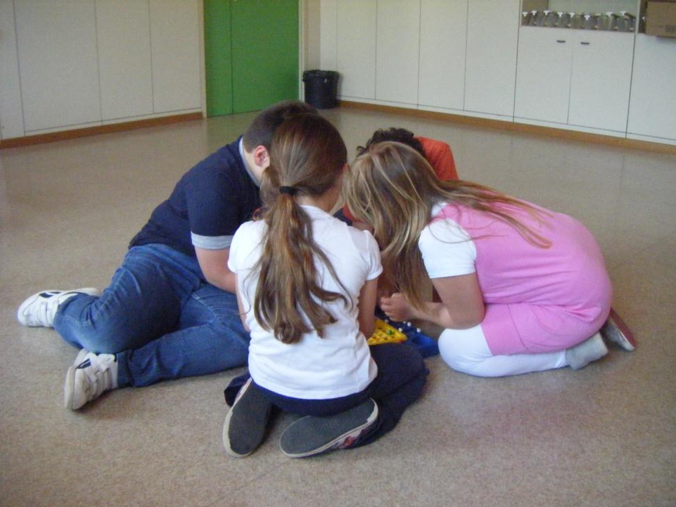 p Tre bambini giocano in gruppo.