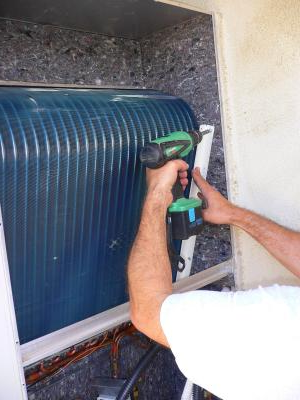 13 Avvicinare la staffa angolare sul lato sinistro e far passare sul retro della staffa il cavo elettrico di alimentazione dei ventilatori centrifughi.