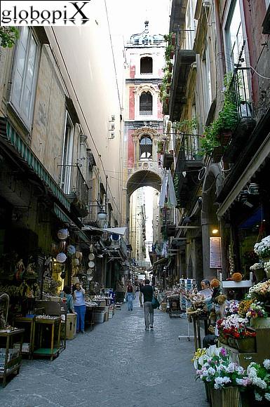 I 5 luoghi imperdibili di Napoli 1) Spaccanapoli Spaccanapoli è una strada antichissima di Napoli, è uno dei tre decumani in cui i romani organizzarono la città.