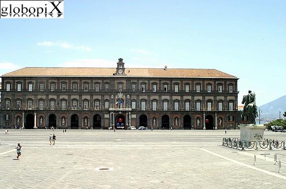 4) Il Palazzo reale Il Palazzo Reale fu costruito nel 1602 sul lato est di piazza del Plebiscito in onore del re di Spagna Filippo III.
