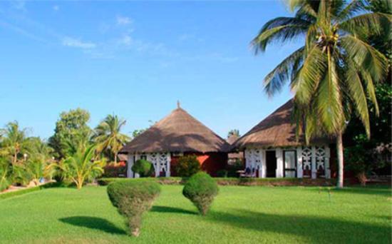 L Hotel è composto da 120 camere ripartite in una sessantina di bungalows dal architettura tradizionale africana, disseminati in un giardino tropicale lussureggiante.