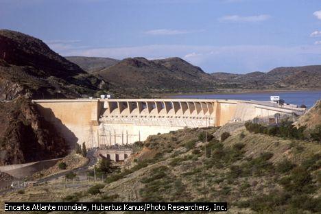 Cosa è una diga? Barriera costruita per ostruire o deviare il corso di un fiume e raccoglierne le acque in un bacino artificiale.