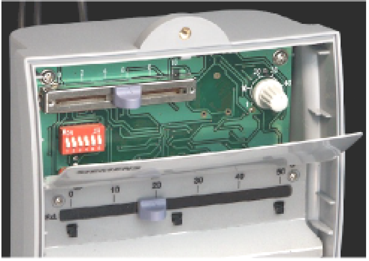 per posizionare manualmente i segnali d'uscita durante la messa in servizio e viene visualizzato attraverso un LED lampeggiante.