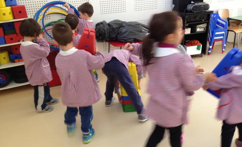 I bambini si sono divisi i gruppi strutturati intorno a diverse proposte di gioco: chi voleva giocare con i coni, chi