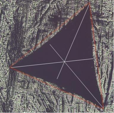 23: Indentatore piramidale ad angolo diedro retto (a), tipica impronta (b) ed evidenza della non regolarità dell impronta (c).