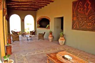 22 La Nubian Rest-House è un caratteristico piccolo hotel di proprietà de 'I Viaggi di Maurizio Levi' costruito nel tipico stile architettonico nubiano, proprio ai piedi del Jebel Barkal, la