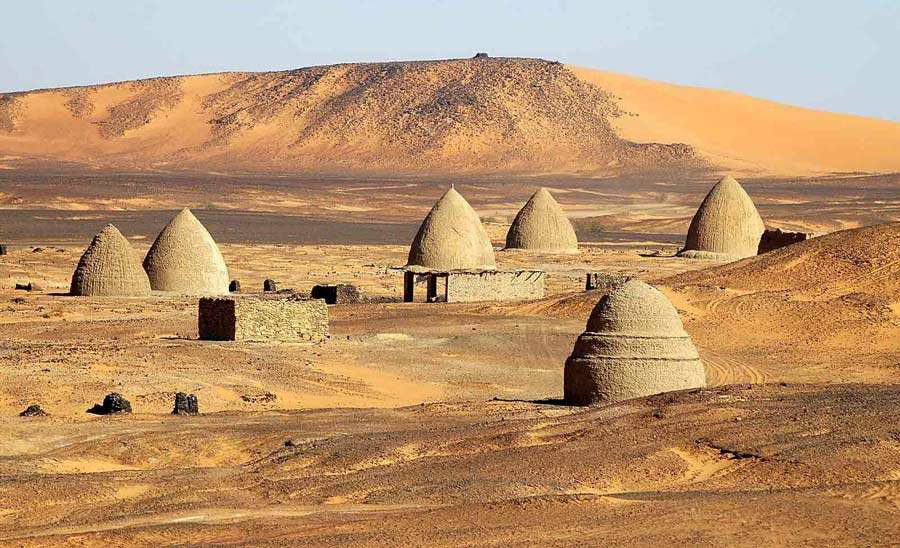 33 Necropoli di Old Dongola Molti cimiteri in Sudan sono caratterizzati dalla presenza di alcune grandi tombe dalla
