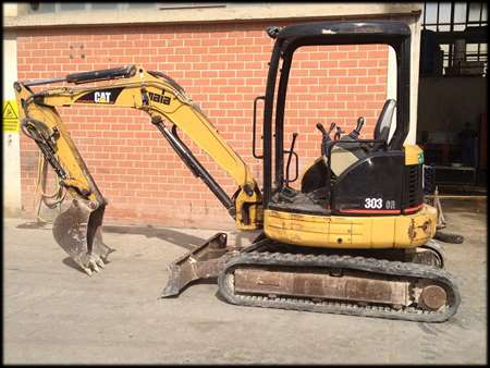 CATERPILLAR 303 C CR 18.000 Modello: Caterpillar 305 C CR Matricola: 02840 Anno: 2004 Ore: 3.666 Altezza: 4.740 mm 1.