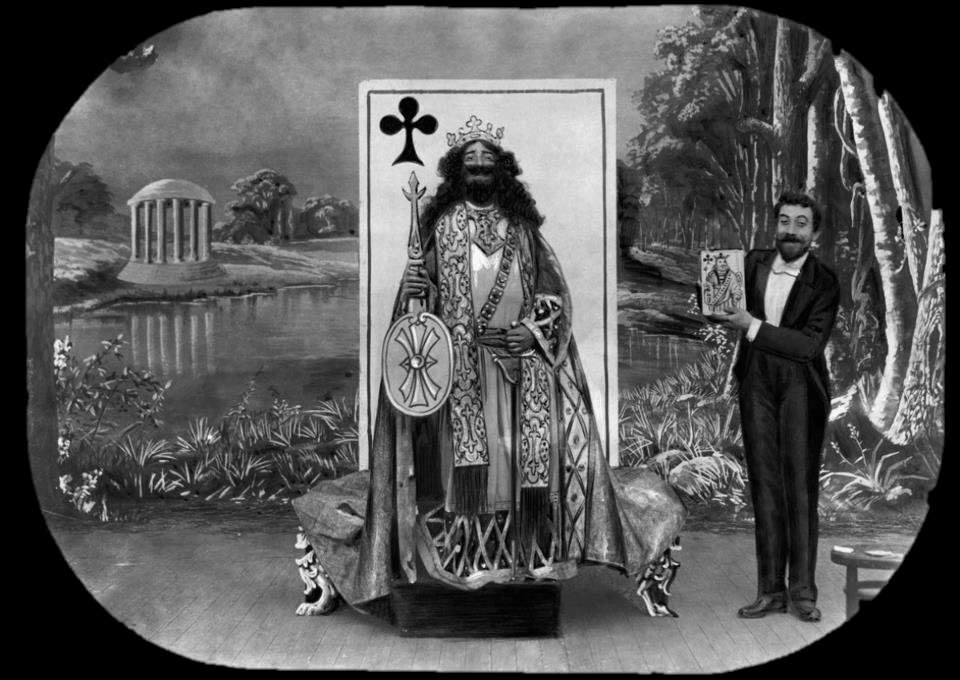 Teatralità Les Cartes vivantes (1904) I film di Méliès non narrano storie nel senso moderno: la trama è solo come un pretesto per far spettacolo e mostrare giochi di prestigio.