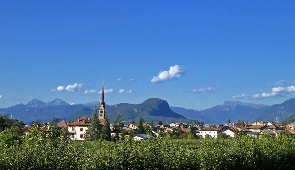 / 8,2 km² Altitudine: 214 m s.l.m. Negli ultimi anni, il comune di Egna ha puntato molto sulla mobilità elettrica, acquistando un auto e una bicicletta elettrica per i dipendenti comunali.