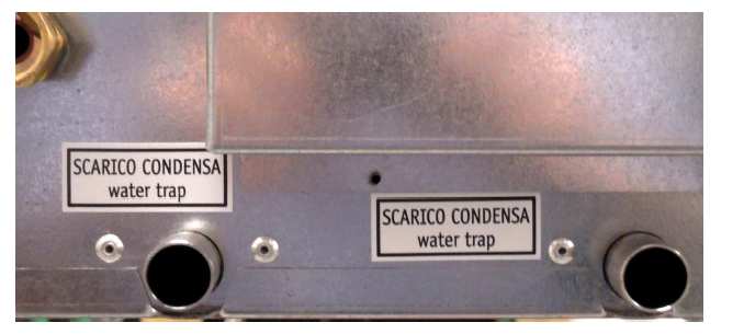 SCARICHI CONDENSA REKUPERA E' necessario prevedere un sifone, uno per ciascuno dei 2 scarichi condensa presenti sul REKUPERA: uno servirà per il drenaggio della condensa delle batterie e uno servirà