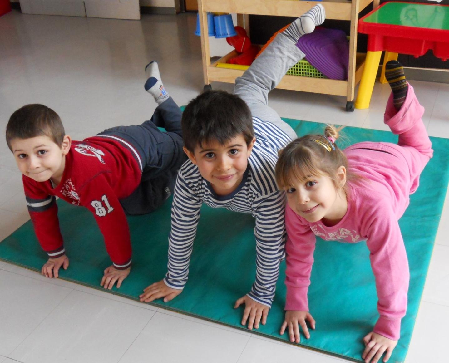 Chiediamo ai bambini di ricordare alcune posizioni Yoga e di descrivere le emozioni che