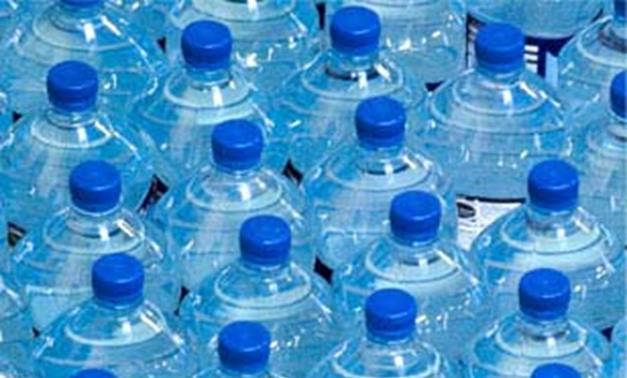 000 bottiglie di plastica al giorno Circa 36 milioni di bottiglie di plastica l anno In fase di produzione, 1 kg di PET (25 bottiglie) consuma 2 kg di