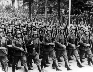 3 Il 3 settembre Francia e Inghilterra dichiararono guerra alla Germania, ma di fatto non presero alcuna iniziativa per aiutare la Polonia sotto attacco, limitandosi a schierare