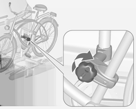 76 Oggetti e bagagli Montaggio del portabici 1. Ruotare i pedali in posizione come mostrato nell'illustrazione e mettere la bicicletta nella cavità più avanzata della ruota.