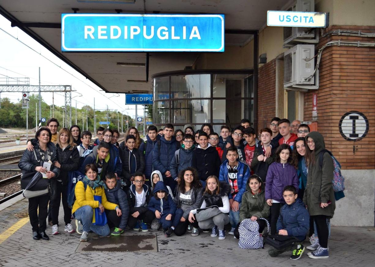 Nel pomeriggio la scolaresca ha raggiunto Fogliano Redipuglia per visitare il Sacrario Militare. Ad attendere alunni e docenti, la prof.