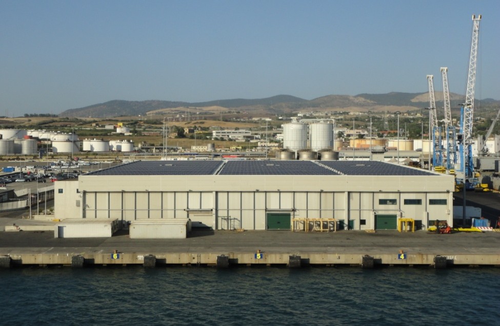 Foto del capannone CFFT con l'impianto fotovoltaico sulla copertura Impianto fotovoltaico Darsena Romana L impianto ha una potenza di 115,20 kwh ed è stato realizzato e donato nel 2009 dall Enel all