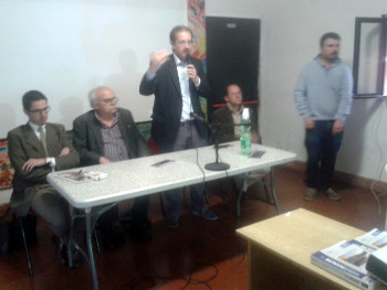 Il Presidente del Municipio Roma 5 Palmieri in piedi, mentre parla al pubblico del convegno, seduti da sinistra il Prof.