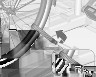 76 Oggetti e bagagli 1. Ruotare i pedali in posizione come mostrato nell'illustrazione e mettere la bicicletta nella cavità più avanzata della ruota.