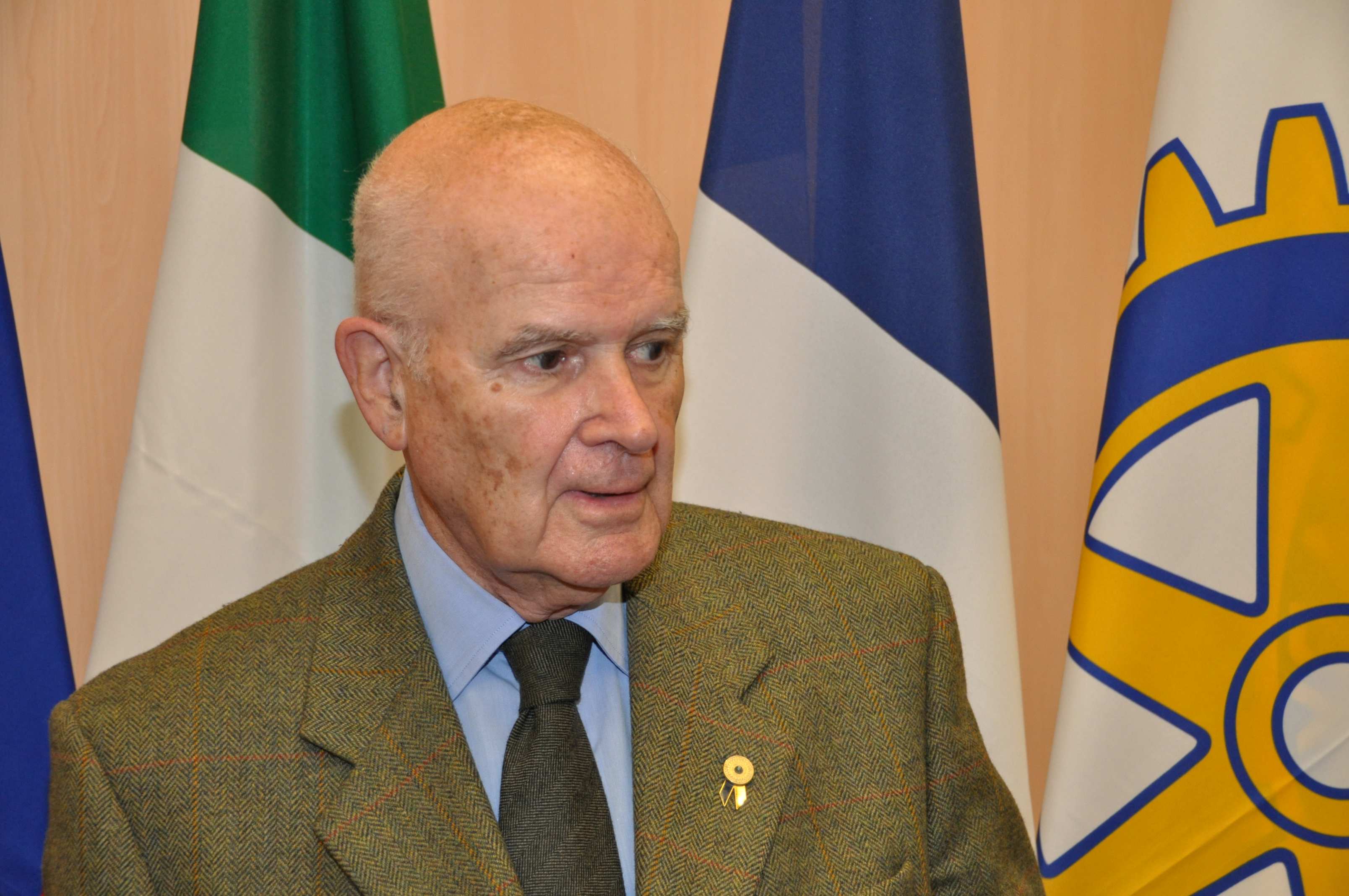 DISTRETTO 2071 A.R. 2014-15 MARIO GIANNOLA Rotariano di seconda generazione e stato ammesso al R.C. Pesaro nel 1987. Ha fatto immediatamente parte di varie Commissioni.