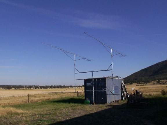 fronte d'onda a Antenna 1 1/2 L Antenna 2 RICEVITORE I radioamatori hanno da molti anni utilizzato la tecnica e talvolta la fantasia per accoppiare il segnale proveniente da più antenne in modo da