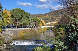 L unica scuola primaria di Terragnolo si trova nella frazione Piazza, sede del Comune, ed è nata nel 1960 come centro scolastico degli alunni dell intera valle.