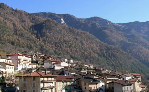 Il Comune di Terragnolo Terragnolo è un comune italiano situato nella Provincia Autonoma di Trento che conta circa 749 abitanti (statistiche aggiornate al 2012).