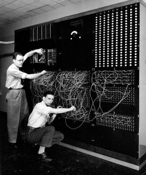 MARK 1 Il primo grande computer elettromeccanico e' quello di Howard Aiken (1900-1973) che nel 1937, ad Harward, insieme ad IBM, riprende in esame i lavori di Babbage e cerca di
