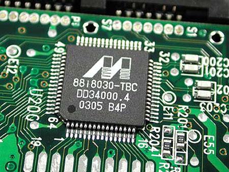 Anno 1958. Nasce il primo chip, o circuito integrato. Un impiegato appena assunto alla Texas Instruments è l'artefice di questa invenzione che rivoluzionerà tutto il futuro dell'elettronica.