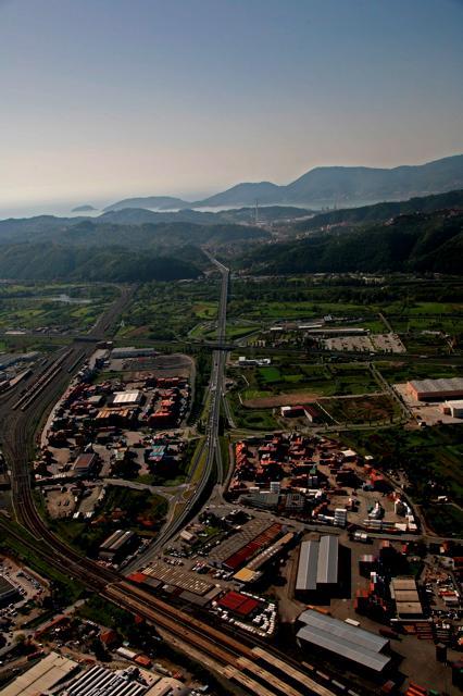 S. Stefano Magra: un nuovo centro intermodale Il porto della Spezia movimenta attualmente circa il 25% del traffico container via treno (221,000 TEU all anno), una delle percentuali più alte in