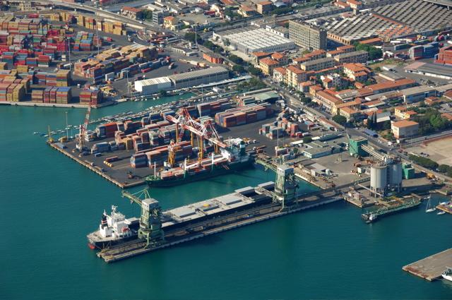 Terminal del Golfo - Tarros Terminal del Golfo gruppo Tarros è il secondo terminal contenitori operativo nel porto della Spezia, con circa 160,000 TEUs movimentati all anno.