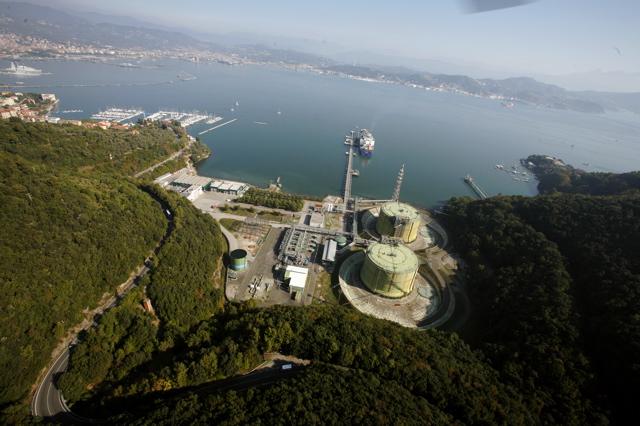 Rinfuse solide e liquide Il porto della Spezia, grazie ad un moderno impianto di rigassificazione gestito da GNL Italia, importa ogni anno gas naturale liquido dal Nord
