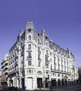 Hotel Cismigiu 4* Situato in un edificio storico ristrutturato nel 2012, questo albergo si 4 stelle è situato vicino al Parco Cismigiu, a 700 metri dal centro vecchio della città di Bucarest.