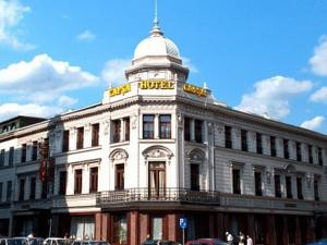 Hotel Casa Capsa 5* Superbamente attrezzato, l albergo Casa Capsa è situato nel centro di Bucarest, offrendo stanze confortabili, tutte con letti matrimoniali e arredi raffinati.