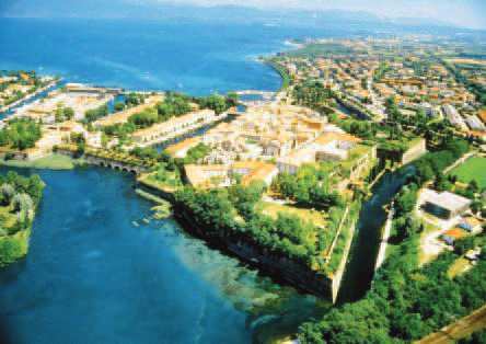 CAMPING BUTTERFLY, LAGO DI GARDA La posizione strategica facilita la visita ai famosi parchi divertimento del lago di Garda come Gardaland, dal quale dista solo pochi chilometri.