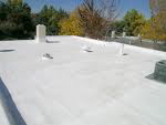 Cos'è un "Cool roof"? Il Cool Roof ideale è quello la cui superficie è minimamente riscaldata dal sole, come un tetto bianco riflettente.