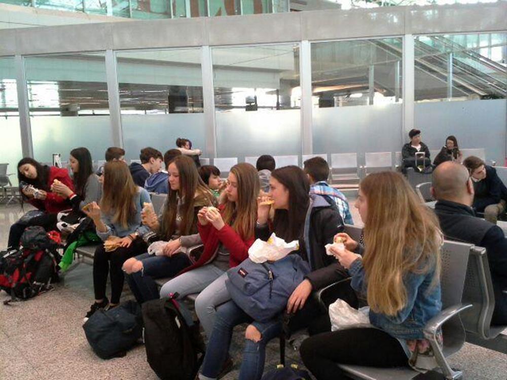 Una volta arrivati a Fiumicino, dopo aver pranzato e spedito i bagagli, ci siamo seduti aspettando il volo programmato per le tre