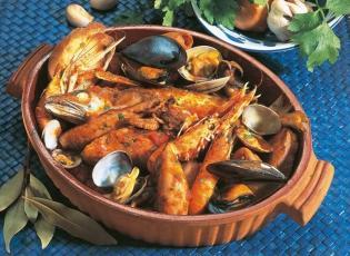 Chi siamo Abruzzo Information è come il brodetto di pesce: piatto simbolo della cucina marinara dell' Adriatico.