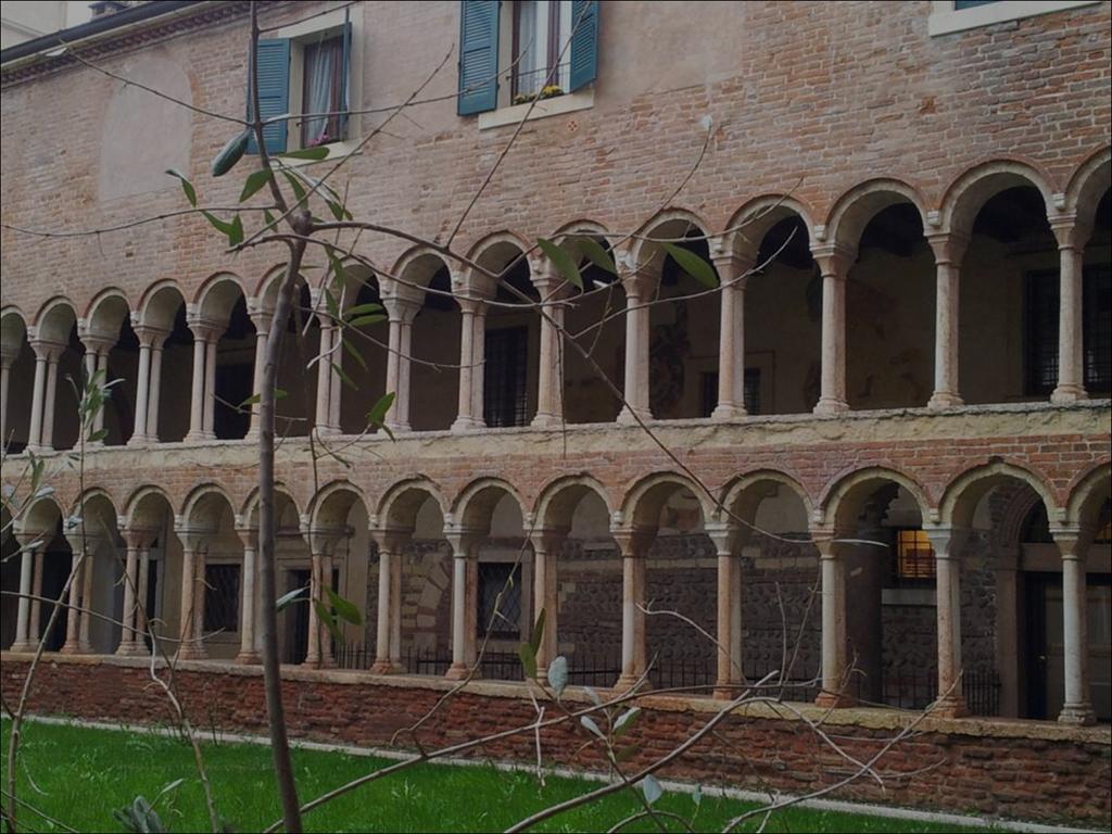 Chiostro del Duomo e della Biblioteca capitolare Nella Biblioteca capitolare del Duomo Dante ha consultato numerosi manoscritti antichi, tra cui il codice di Giustiniano.