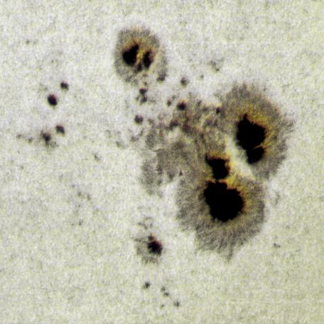 Macchia Fotosfera Osservazione del Sole Soltanto l atmosfera solare (un sottile e tenue guscio di gas che circonda il Sole) è osservabile direttamente.