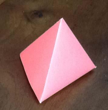 Tetraedro I modelli studiati sono 2: modello1 e modello2 e per ciascuno sono previste le istruzioni origami e la relativa analisi geometrica.