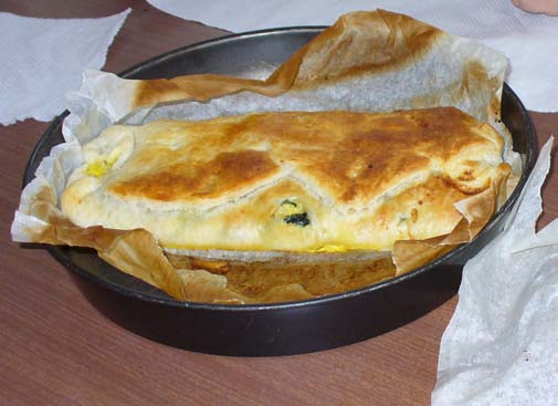 Strudel con prosciutto, olive e formaggio INGREDIENTI : un rotolo di pasta sfoglia gr. 200 prosciutto di cotto olive nere denocciolate gr.